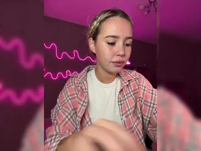 AmyGlad —  Laughter, chocolate and generous people with good energy.

 When someone really listens, not just watches.

 When the chat is live, and everyone feels part of the flow.