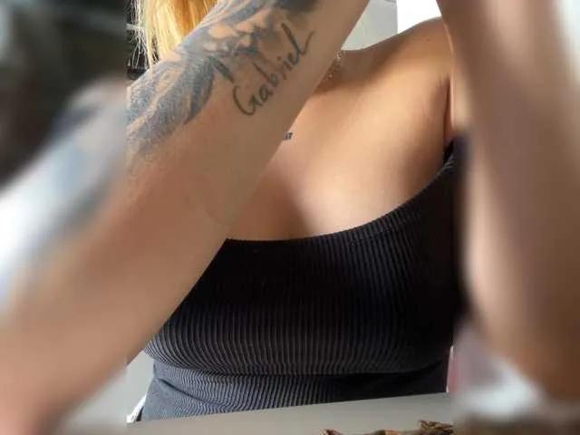 Evellyyn — Guys (even girls) who is not up in the air, who knows what  them want, always letting me lead you to paradise 