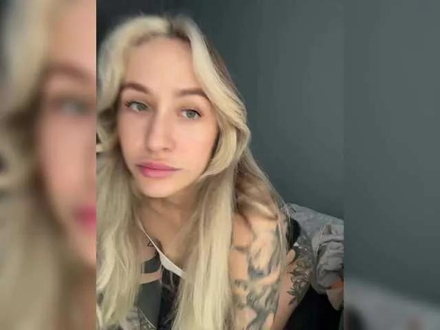 Freechat QueenKing on BongaCams