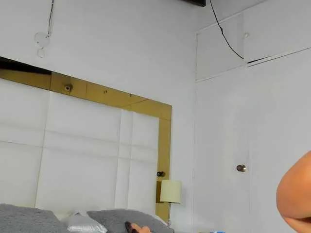 Valery-blaze —  Me vuelven loca los hombres seguros que saben lo que quieren y disfrutan de una mujer madura, atrevida y juguetona.
 Amo el coqueteo, los cumplidos atrevidos y esos momentos en los que me haces sentir tu fantasa ms prohibida.