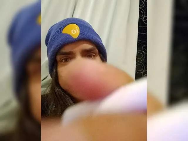 VampirinhaRJ — Adoro quando a conversa esquenta, quando algum sabe usar as palavras certas e me faz arrepiar s de imaginar... Gosto de quem provoca devagar, com olhares, sussurros e muita imaginao. Ser que voc consegue me deixar sem flego? 