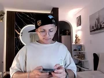 Away a_lejandro_08 on Chaturbate