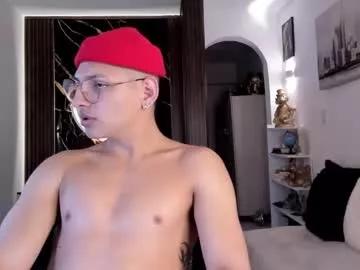 Away a_lejandro_08 on Chaturbate
