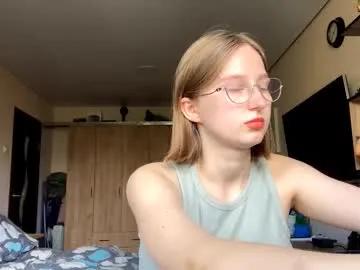 earleneaxley — GOAL: Show the legs [19 tokens remaining] Welcome to my room! #cute #shy #pregnant #bigboobs #new