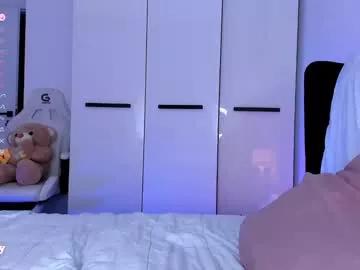 ellamilano on Chaturbate 