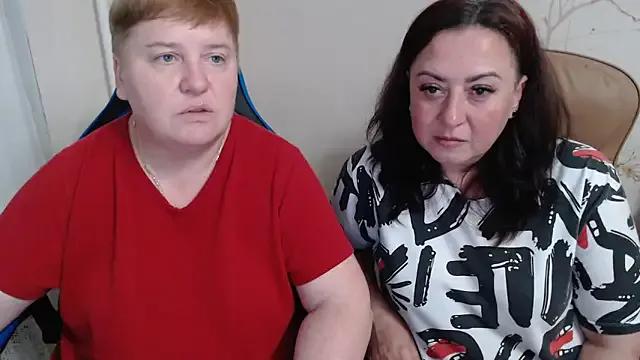 Bertie_Adeline — hot kiss and boobs