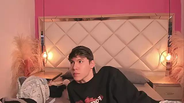 Daphne_And_Roger on StripChat