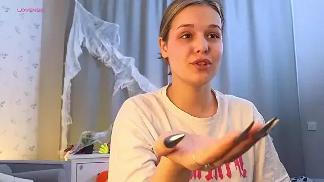 EthalGold — Lick/bite lips seductively