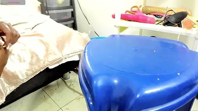 Freechat HornyMariu on StripChat