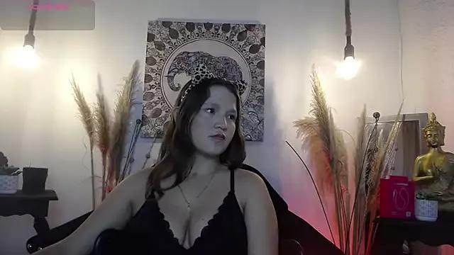 LuccyMilky on StripChat 