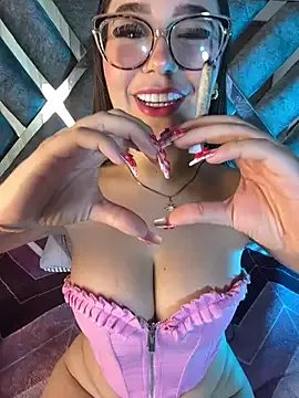 LylaLee111 on StripChat 