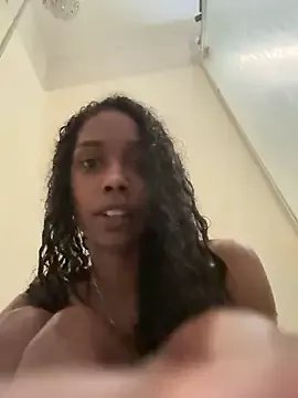 Freechat mismialove on StripChat