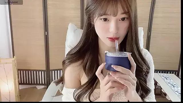 Freechat Yuuuuuly on StripChat